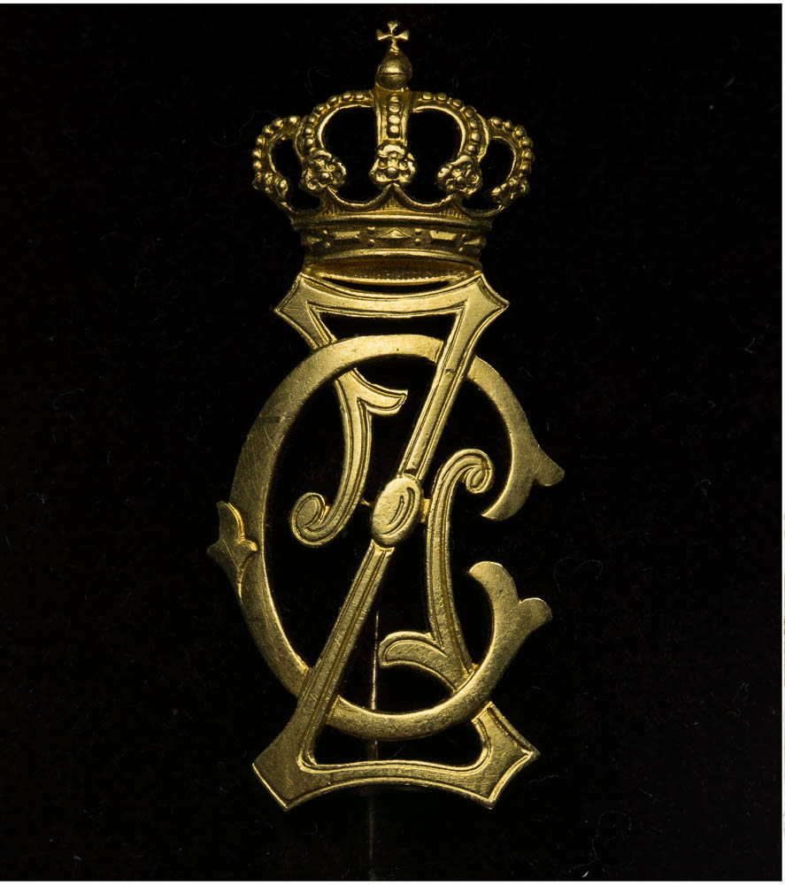 Gift brooch - front